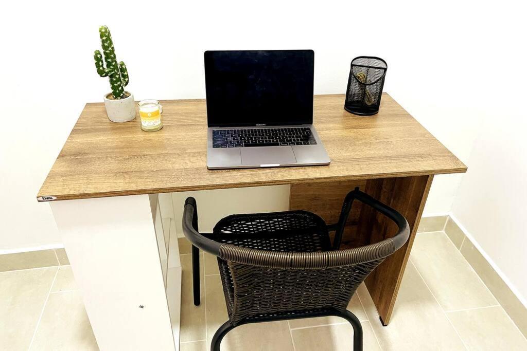 Acogedor,luz Natural , Agua Caliente ,200 Mbps,central. Apartment *