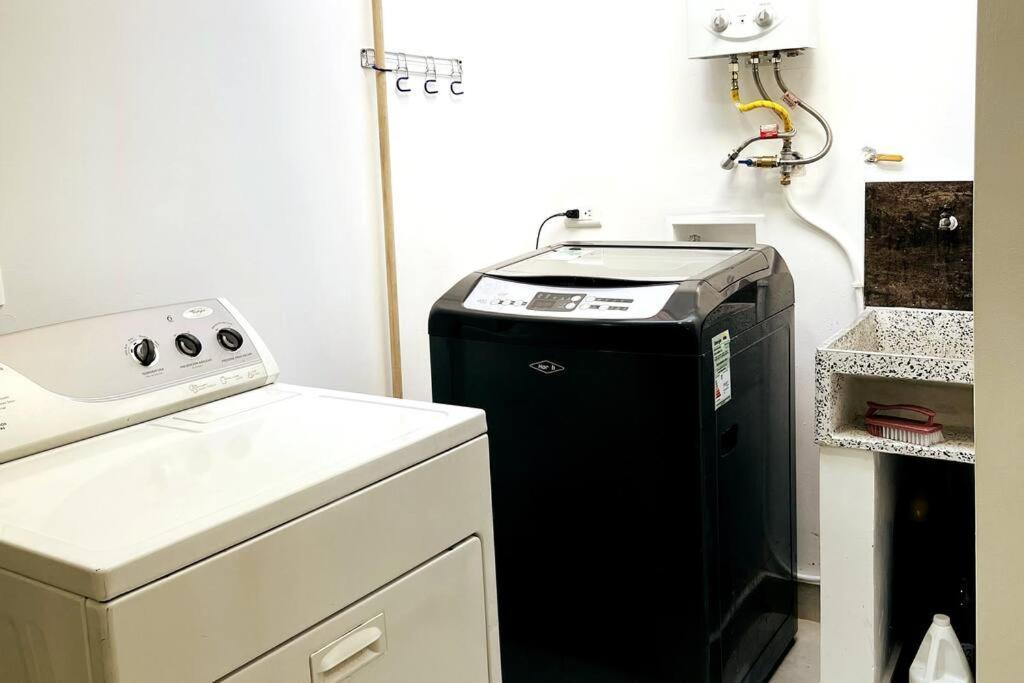 Acogedor,luz Natural , Agua Caliente ,200 Mbps,central. Apartment *