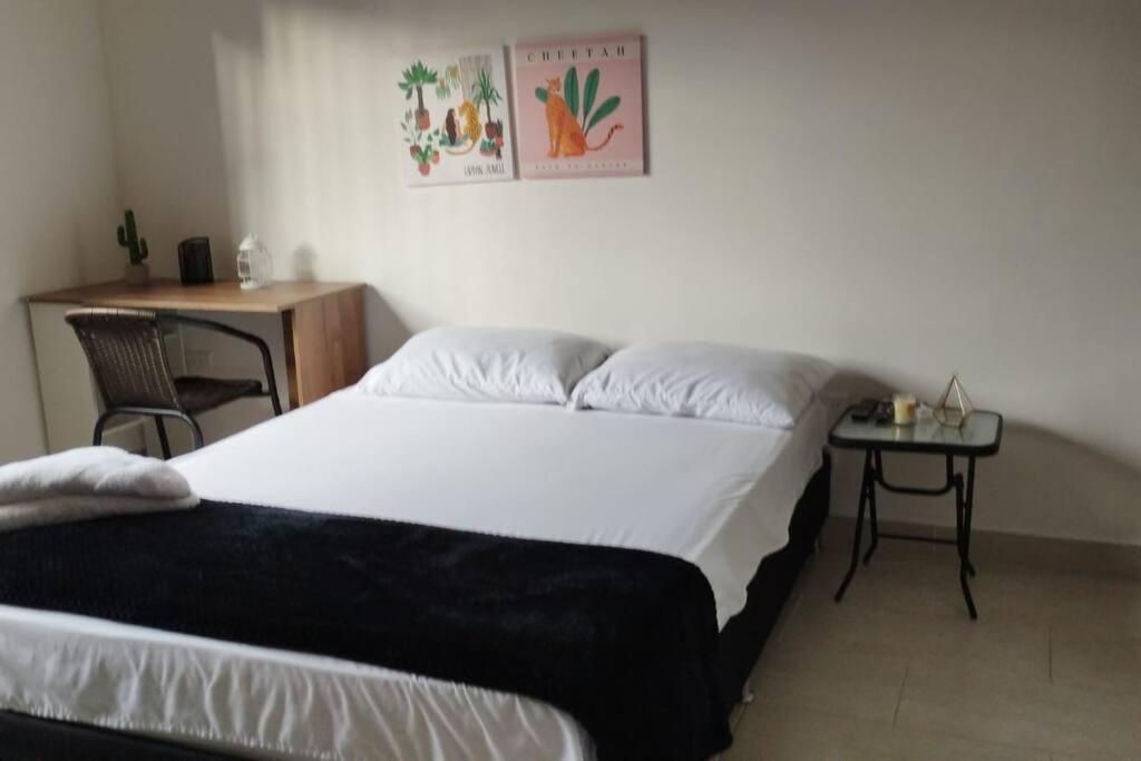 Acogedor,luz Natural , Agua Caliente ,200 Mbps,central. Apartment Medellin