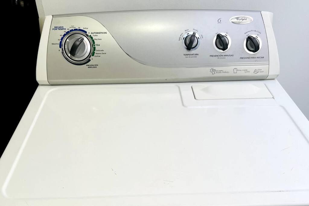 Acogedor,luz Natural , Agua Caliente ,200 Mbps,central. Apartment *